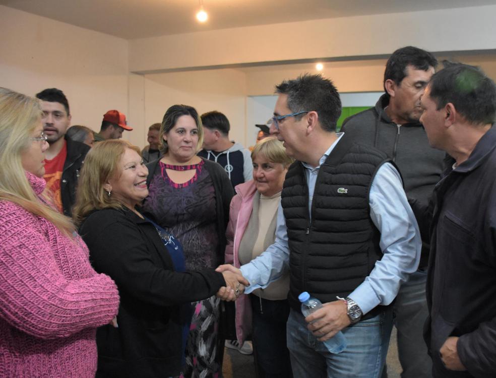 Gustavo en un conversatorio con vecinos y vecinas del Circuito 8B para coordinar acciones a desarrollar en los barrios