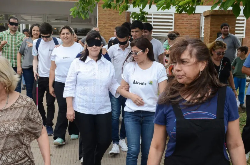 Día Mundial del Bastón Blanco: Cuesta prometió trabajar por una ciudad más inclusiva
