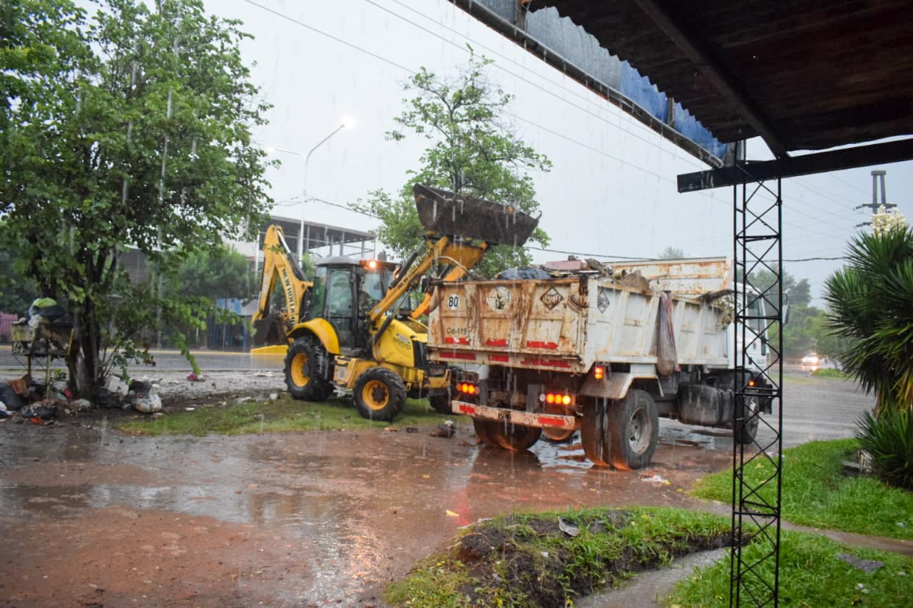 La lluvia no impidio al municipio continuar con la recolección de restos verdes y basura