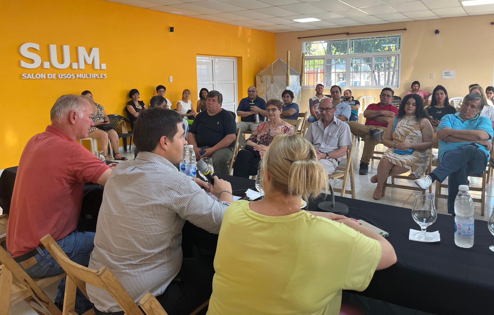 El ministro de la producción, Hernán Halavacs en territorio, junto a productores, intendentes y a la Fiduciaria del Norte