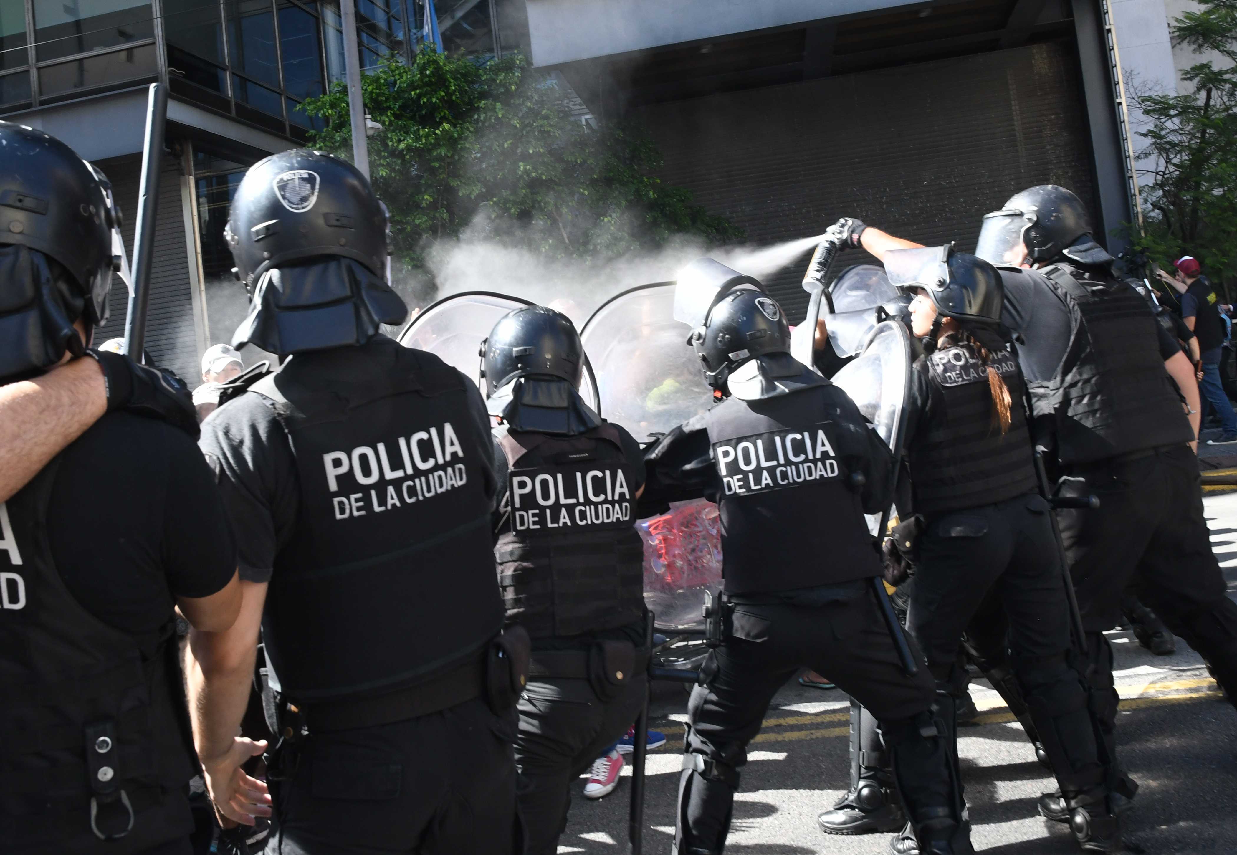Dos detenidos durante la protesta de organizaciones sociales rumbo a Plaza de Mayo