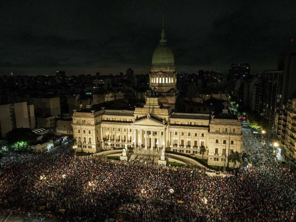 Masiva convocatoria en Plaza Congreso en rechazo al DNU del gobierno de Milei