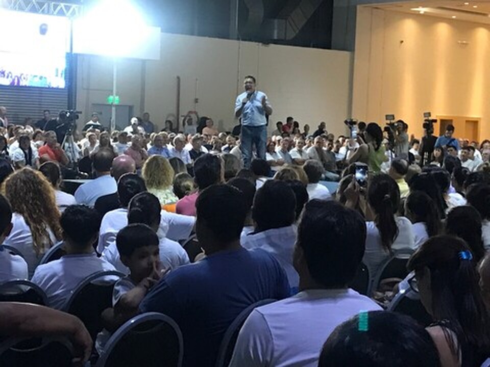 Con un imponente marco de acompañamiento, Gustavo Martínez lanzó su candidatura a Gobernador