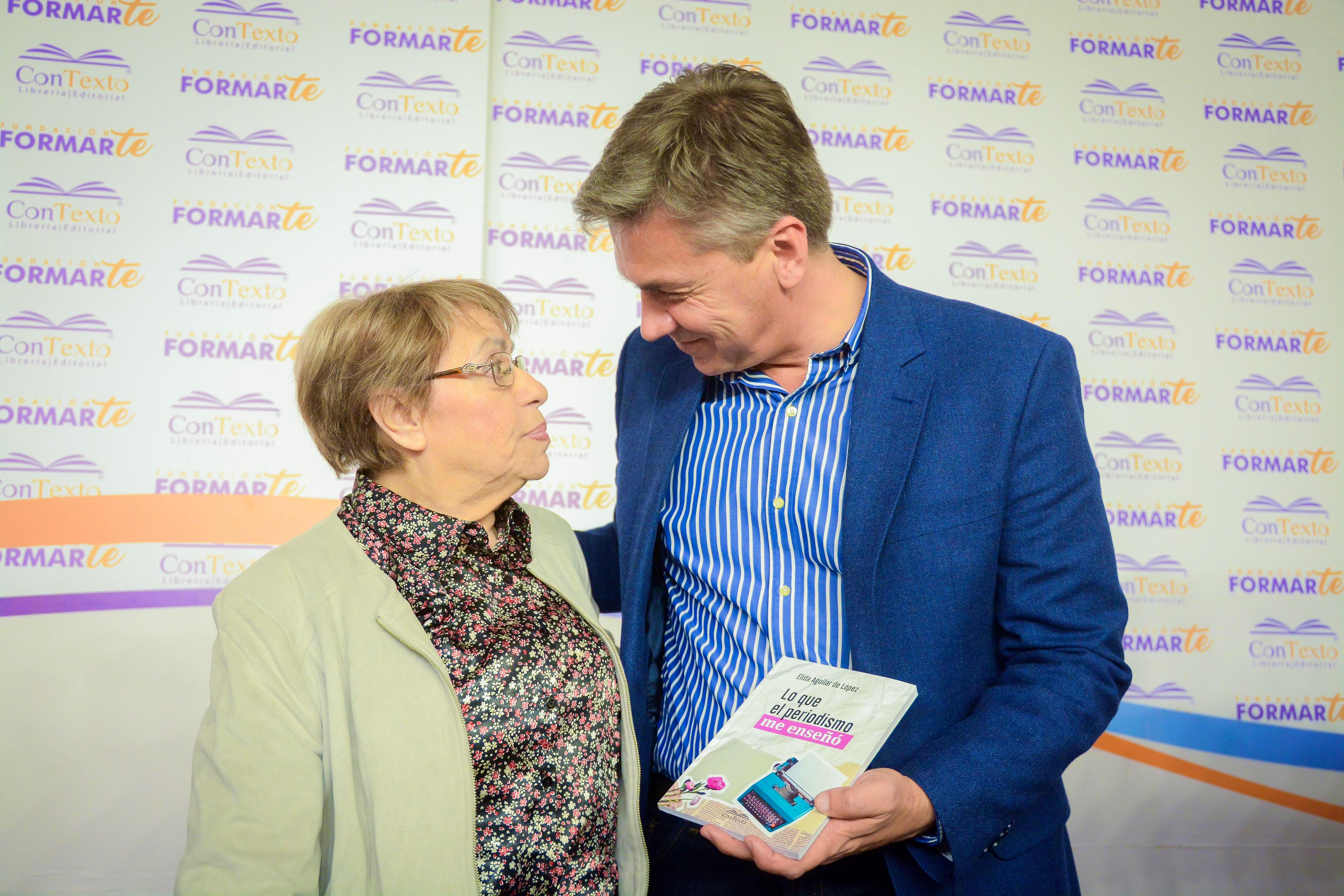 El gobernador Zdero acompañó la presentación del libro “Lo que el periodismo me enseñó” de Elida Aguilar de López