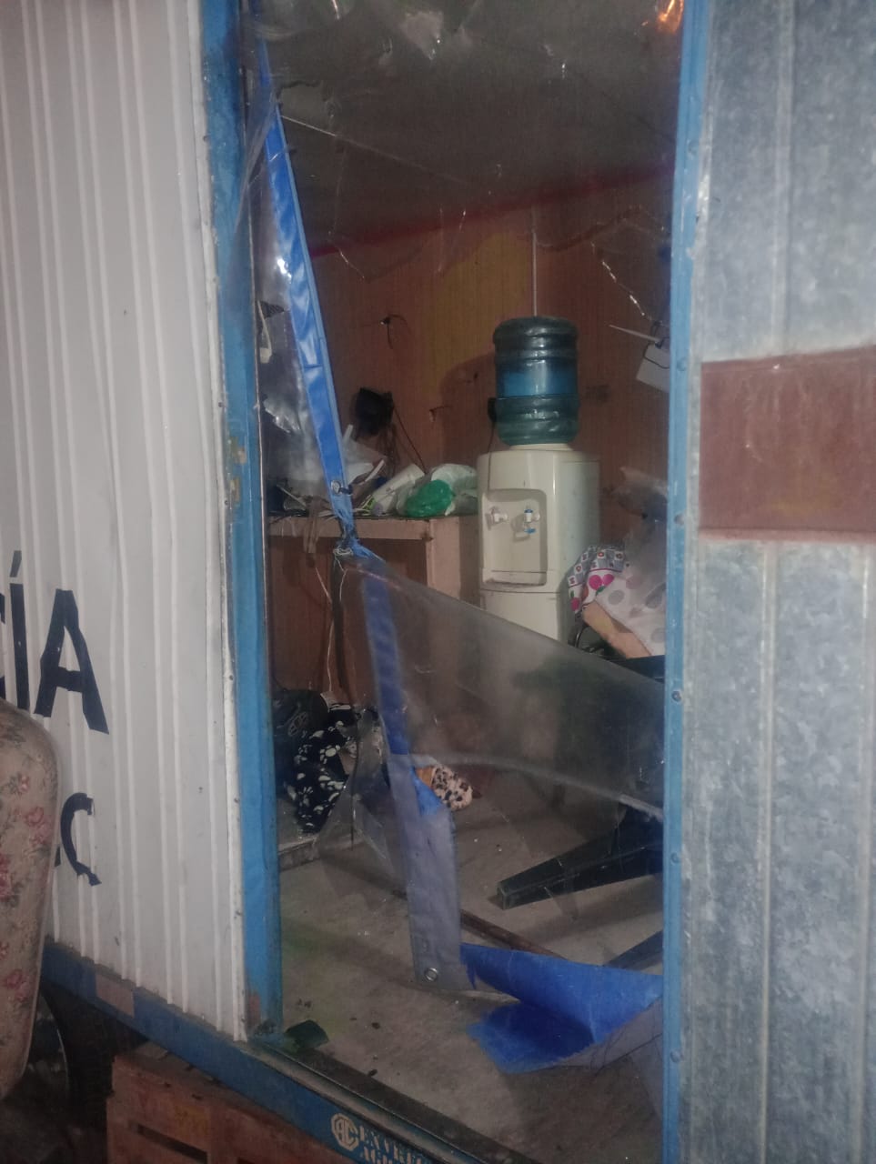 Intento robar, se refugió con la Policía y vecinos destruyeron el luga