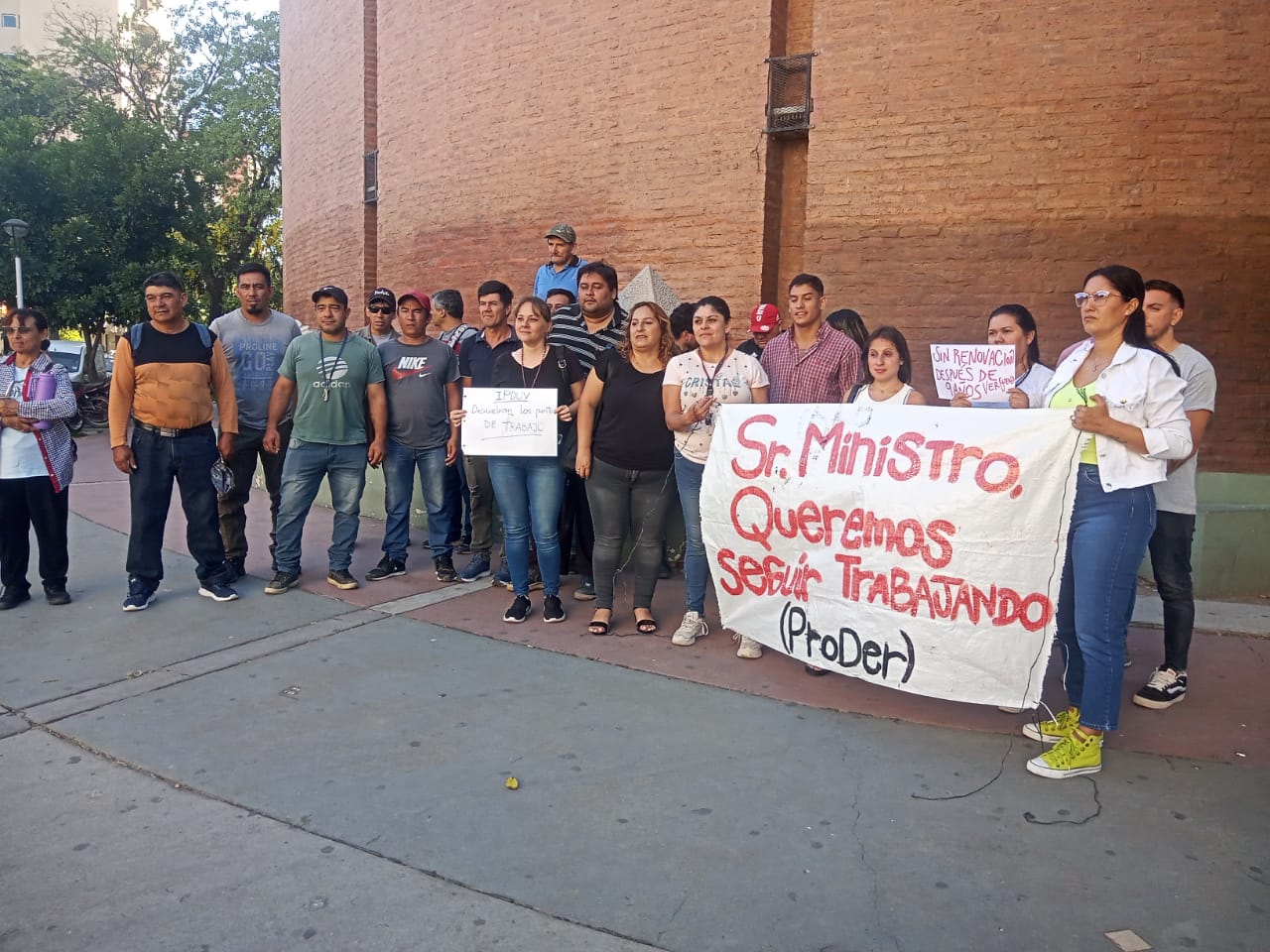 Trabajadores despedidos del Instituto de Viviendas y Ministerio de la Producción solicitan respuestas