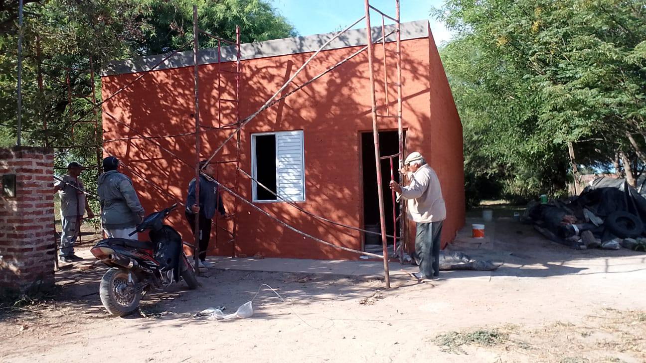 Campo Largo: el Intendente Suárez reconstruyó la vivienda incendiada con recursos propios y la familia ya la habita.