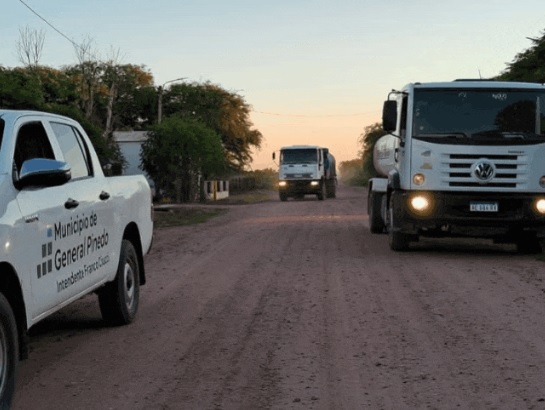General Pinedo: el municipio llevo agua a los vecinos de la zona rural Del Palmar   