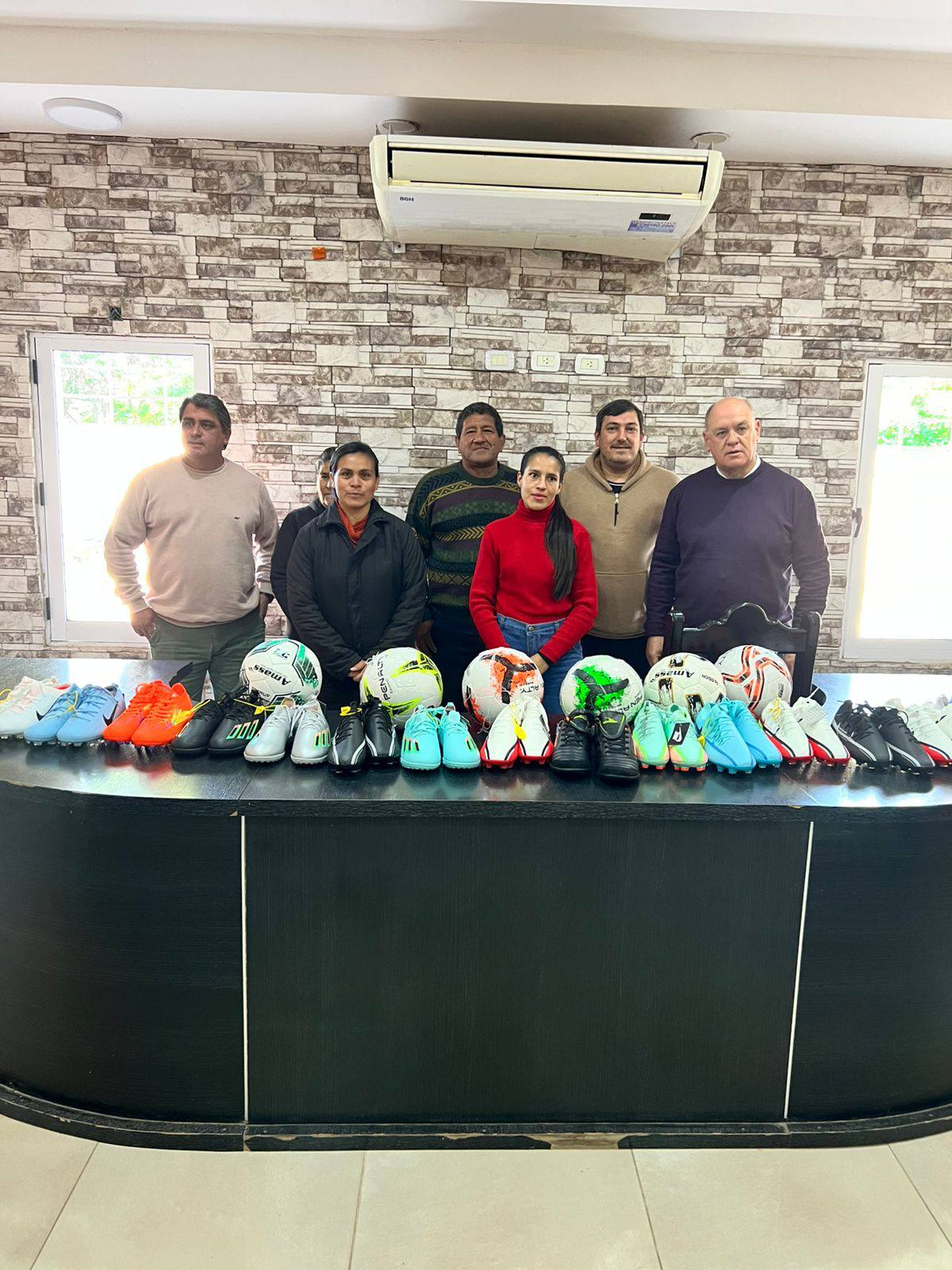 Campo Largo: con recursos genuinos se entregaron indumentaria y equipos para club local