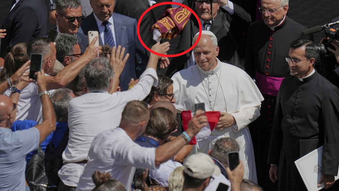 Vídeo: lanzan un objeto a la cabeza del papa León XIV