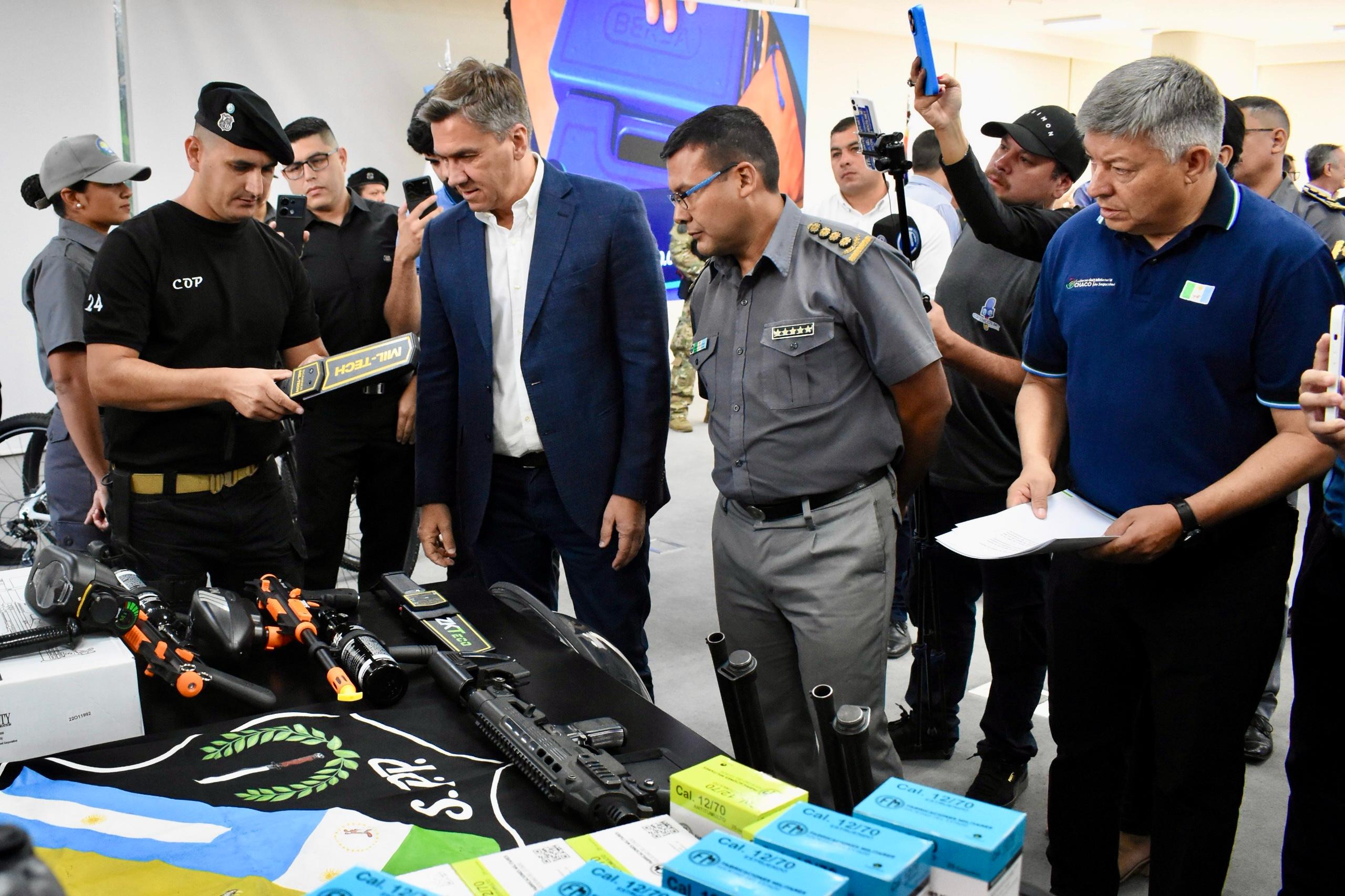 EL GOBERNADOR ZDERO ENTREGÓ EQUIPAMIENTO, PRESENTÓ LA UNIDAD CICLISTA DE ACCIÓN RÁPIDA Y LAS ARMAS NO LETALES