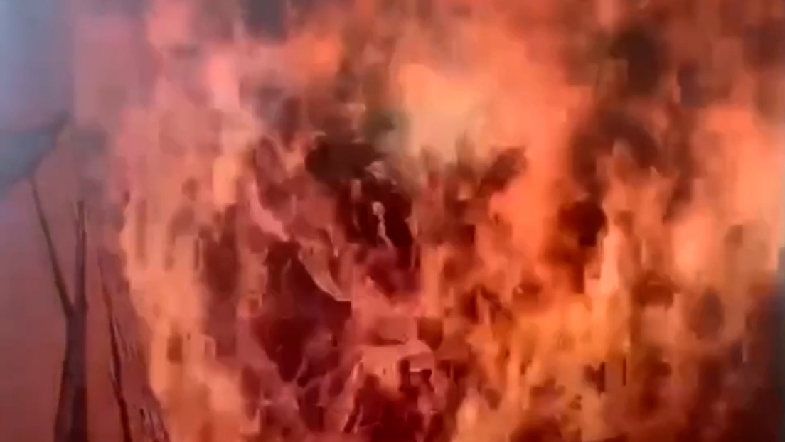 Infierno de fuego: masiva explosión de un camión envuelve en llamas todo a su alrededor (VIDEO)