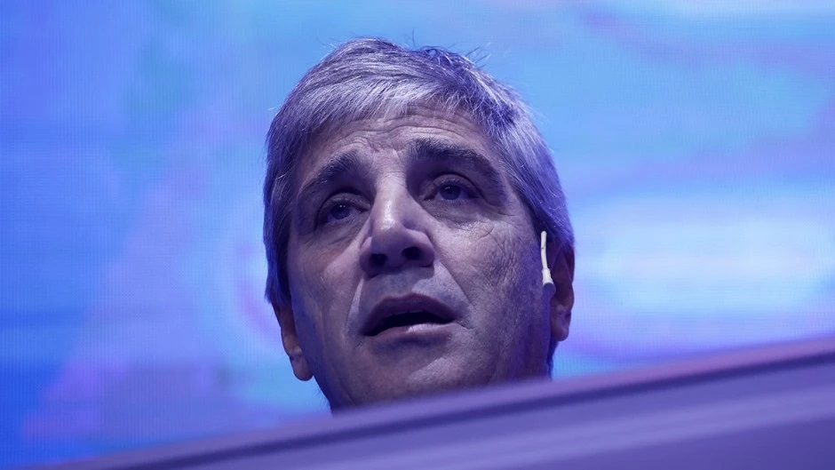 Chau el mono tributo, si sos emprendedor tendrás que pagar contador para que liquide ganancias iva etc. y te suben el aporte 250%  reclamale a tus diputados y senadores nacionales