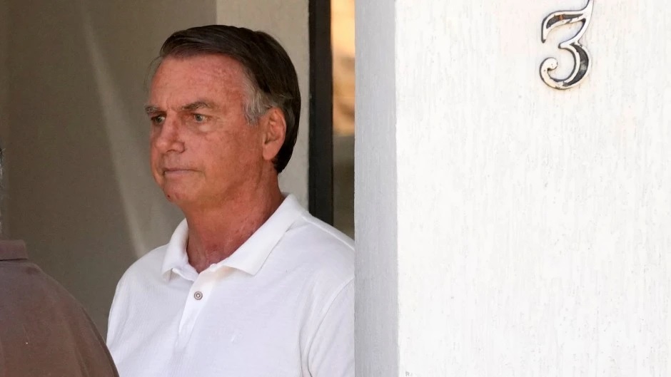 Escándalo en Brasil: la Justicia dice que Bolsonaro quiso romper la tobillera y escapar a una embajada