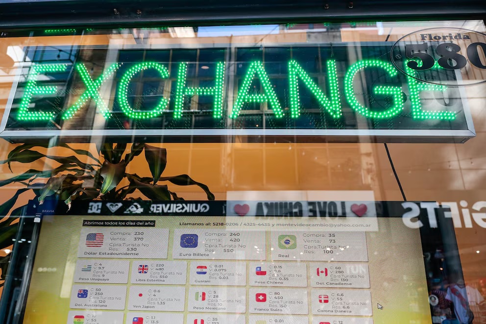 El Gobierno reinstauró una medida del cepo: los compradores de dólar oficial no podrán operar divisas financieras por 90 días