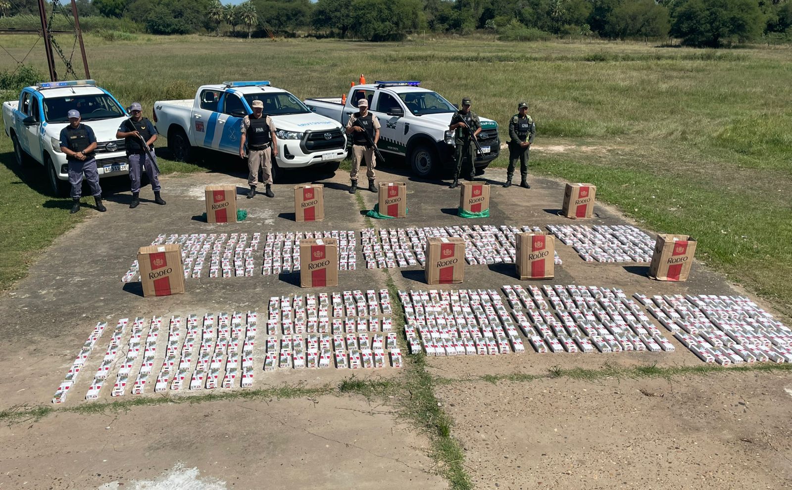 PUERTO BERMEJO: OPERATIVO CONJUNTO DE LA POLICÍA DEL CHACO Y PREFECTURA FRUSTRÓ EL INGRESO DE CIGARRILLOS DE CONTRABANDO