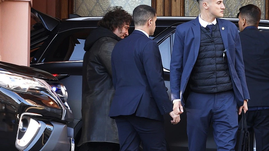 Milei culpa a Macri por la caída de Adorni y promete venganza